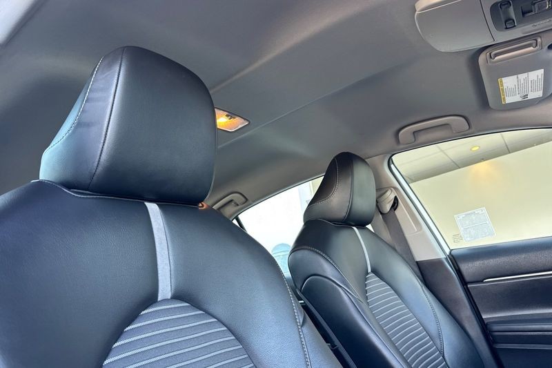 Toyota Camry Vehicle Full-screen Gallery Image 16