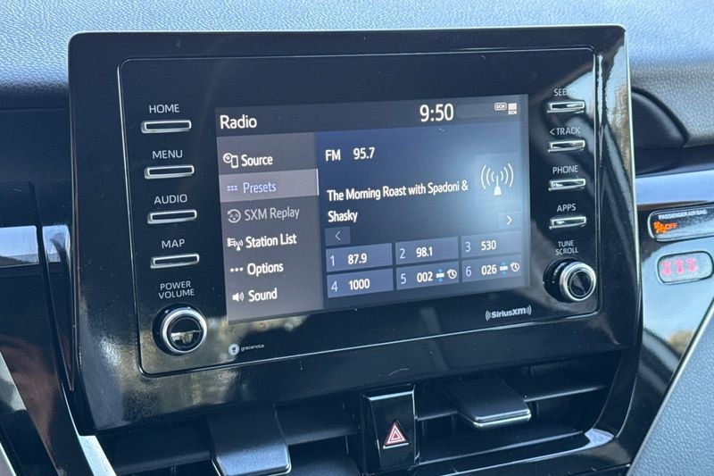 Toyota Camry Vehicle Full-screen Gallery Image 17