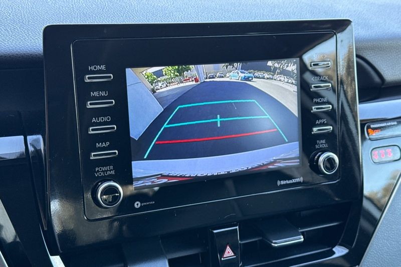 Toyota Camry Vehicle Full-screen Gallery Image 18
