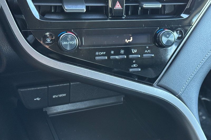 Toyota Camry Vehicle Full-screen Gallery Image 19