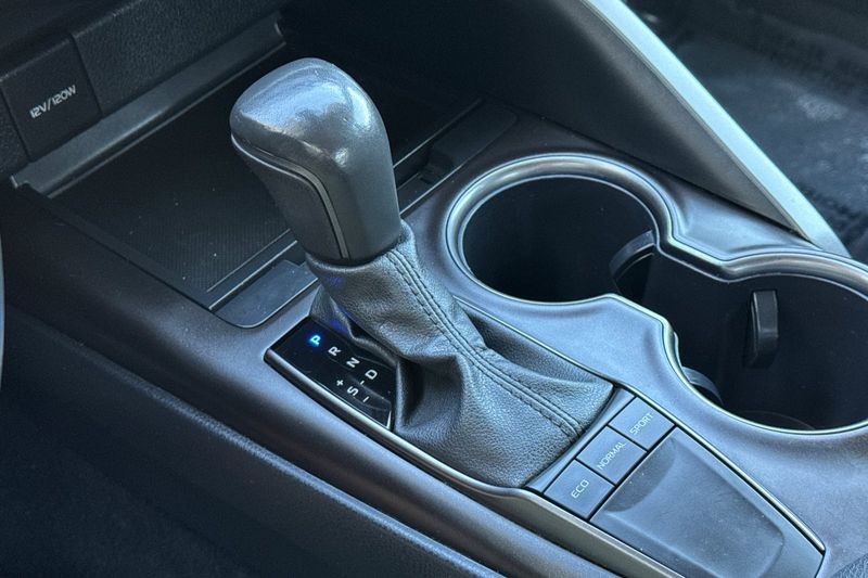 Toyota Camry Vehicle Full-screen Gallery Image 20