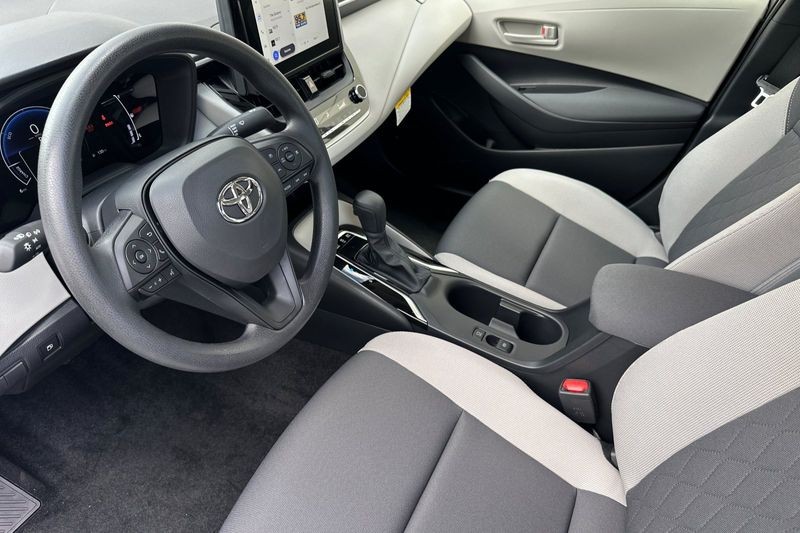 Toyota Corolla Hybrid Vehicle Full-screen Gallery Image 08