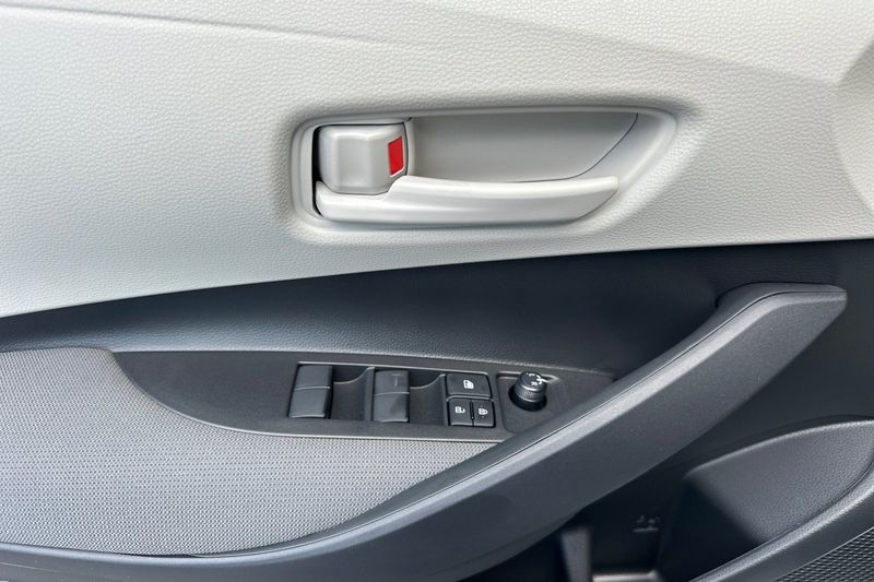 Toyota Corolla Hybrid Vehicle Full-screen Gallery Image 09