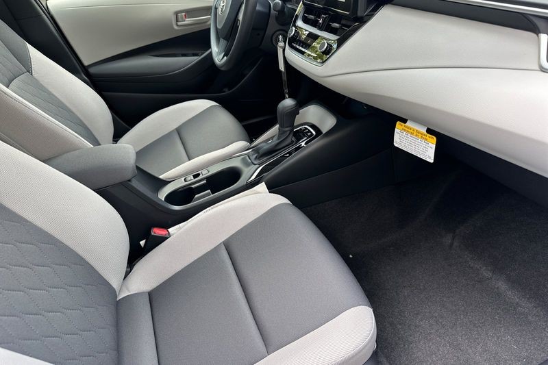 Toyota Corolla Hybrid Vehicle Full-screen Gallery Image 13