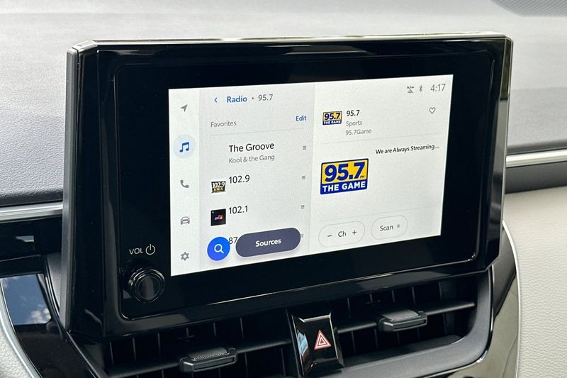 Toyota Corolla Hybrid Vehicle Full-screen Gallery Image 15