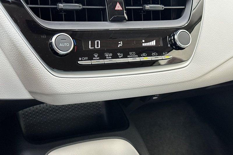 Toyota Corolla Hybrid Vehicle Full-screen Gallery Image 17