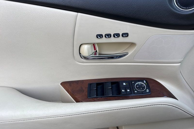 Lexus RX 350 Vehicle Full-screen Gallery Image 11