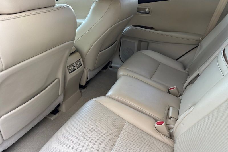Lexus RX 350 Vehicle Full-screen Gallery Image 12