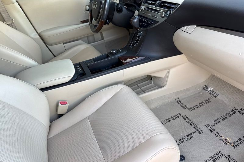 Lexus RX 350 Vehicle Full-screen Gallery Image 16