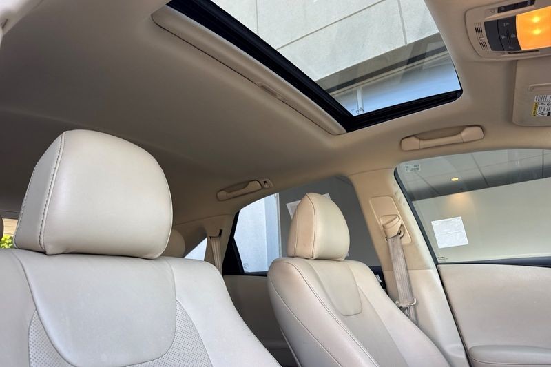 Lexus RX 350 Vehicle Full-screen Gallery Image 17