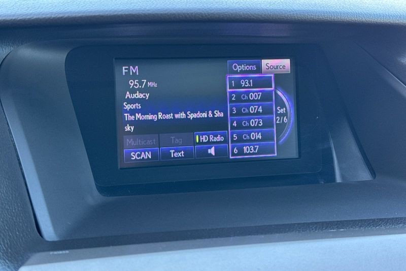 Lexus RX 350 Vehicle Full-screen Gallery Image 18