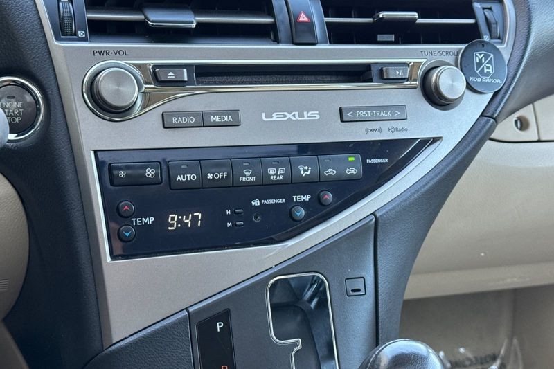 Lexus RX 350 Vehicle Full-screen Gallery Image 20