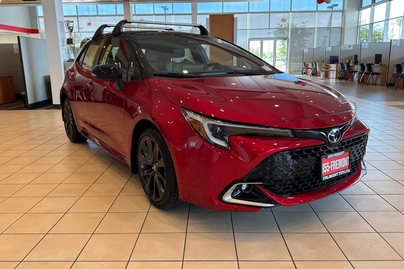 Toyota Corolla Hatchback Vehicle Full-screen Gallery Image 02