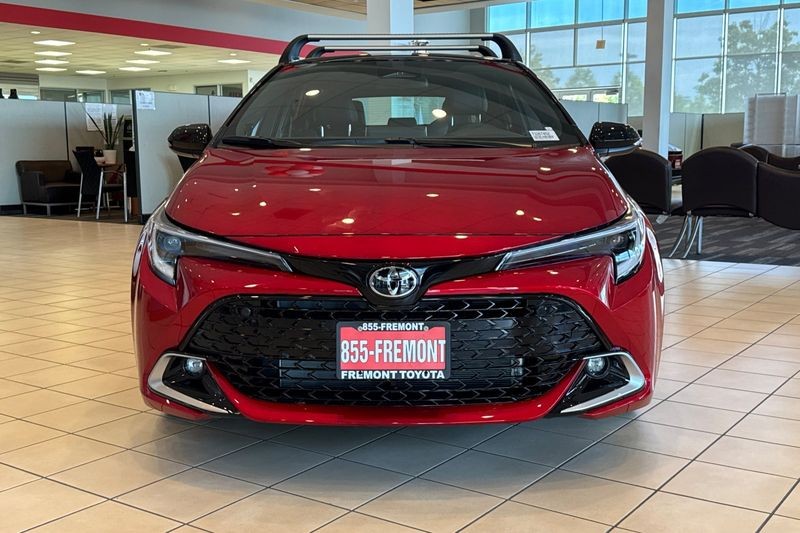 Toyota Corolla Hatchback Vehicle Full-screen Gallery Image 03