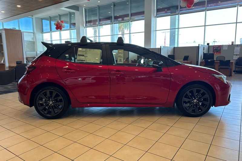 Toyota Corolla Hatchback Vehicle Full-screen Gallery Image 04