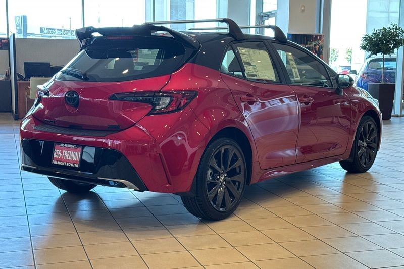 Toyota Corolla Hatchback Vehicle Full-screen Gallery Image 05