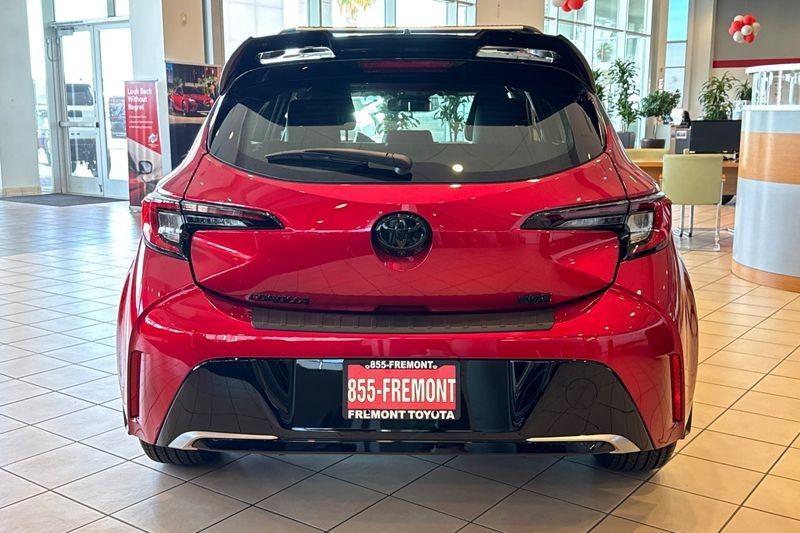 Toyota Corolla Hatchback Vehicle Full-screen Gallery Image 06