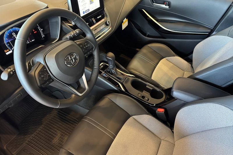 Toyota Corolla Hatchback Vehicle Full-screen Gallery Image 08