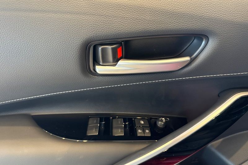 Toyota Corolla Hatchback Vehicle Full-screen Gallery Image 09