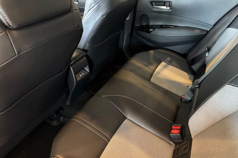 Toyota Corolla Hatchback Vehicle Full-screen Gallery Image 10