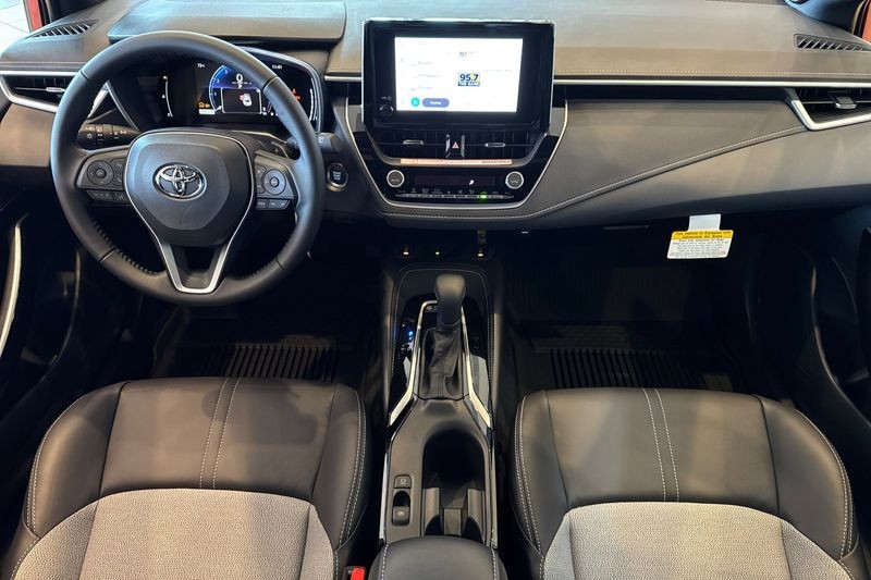 Toyota Corolla Hatchback Vehicle Full-screen Gallery Image 11