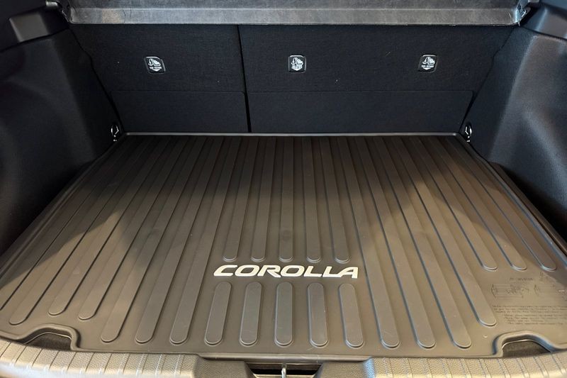 Toyota Corolla Hatchback Vehicle Full-screen Gallery Image 13