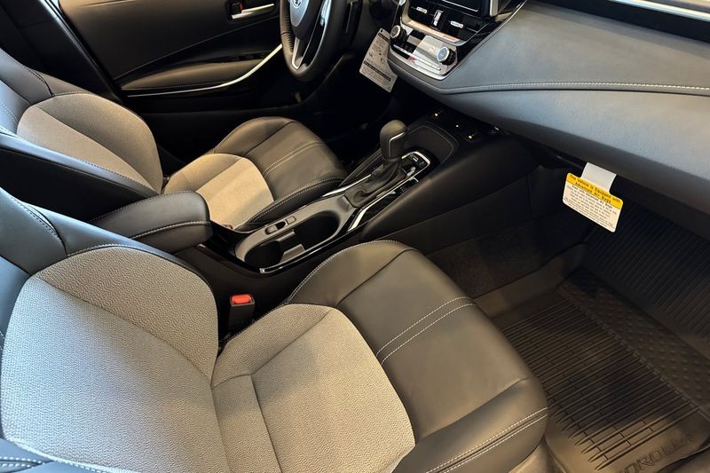 Toyota Corolla Hatchback Vehicle Full-screen Gallery Image 14