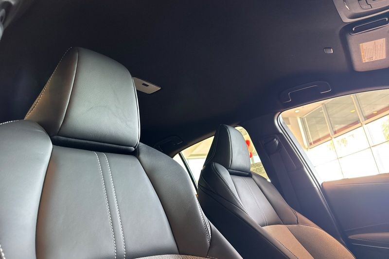 Toyota Corolla Hatchback Vehicle Full-screen Gallery Image 15