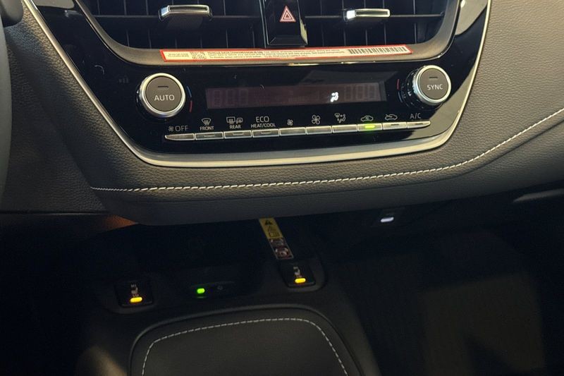 Toyota Corolla Hatchback Vehicle Full-screen Gallery Image 18
