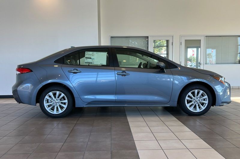 Toyota Corolla Vehicle Full-screen Gallery Image 04