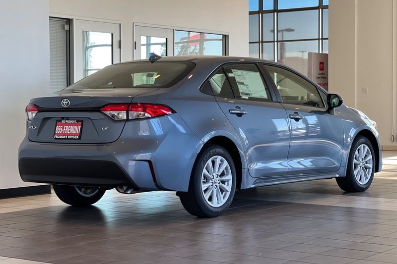 Toyota Corolla Vehicle Full-screen Gallery Image 05