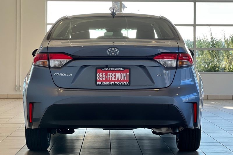 Toyota Corolla Vehicle Full-screen Gallery Image 06
