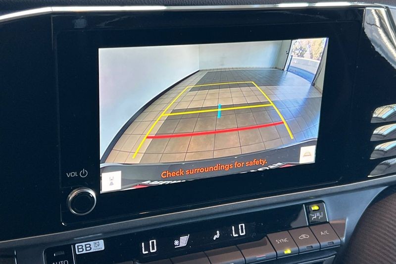 Toyota Camry Vehicle Full-screen Gallery Image 16