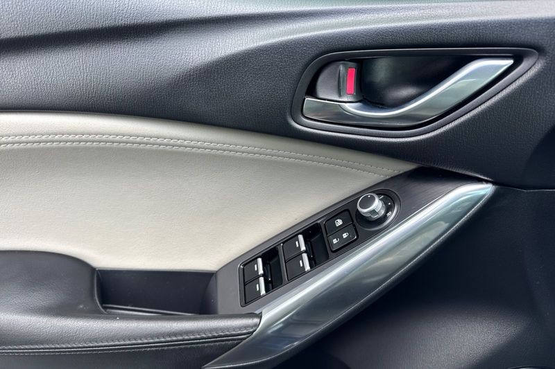 Mazda Mazda6 Vehicle Full-screen Gallery Image 11