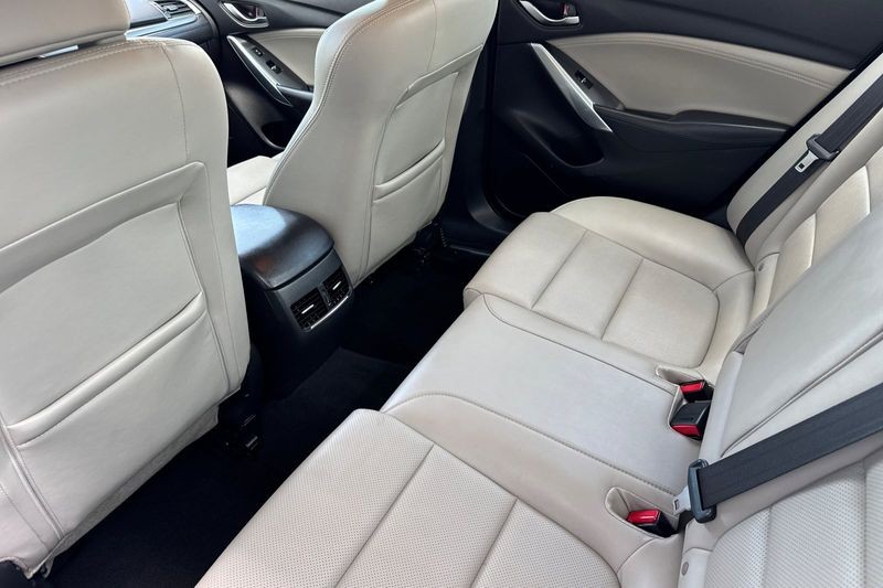 Mazda Mazda6 Vehicle Full-screen Gallery Image 12