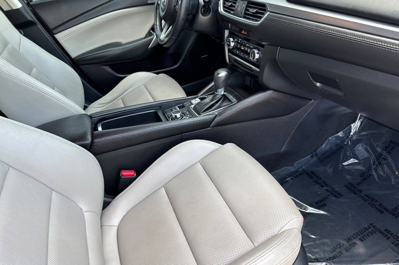 Mazda Mazda6 Vehicle Full-screen Gallery Image 15