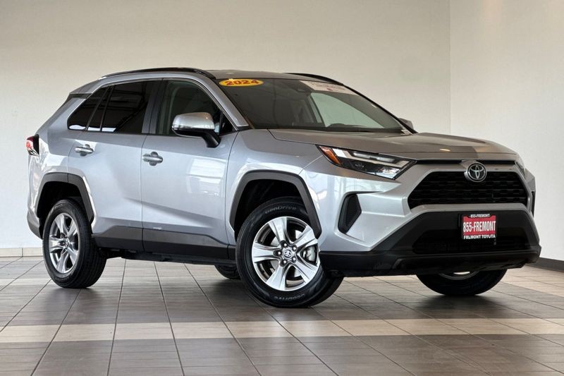 Toyota RAV4 Vehicle Full-screen Gallery Image 02