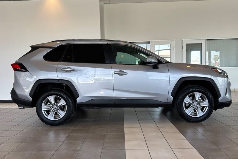 Toyota RAV4 Vehicle Full-screen Gallery Image 03