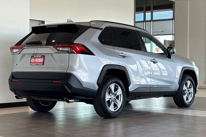Toyota RAV4 Vehicle Full-screen Gallery Image 04