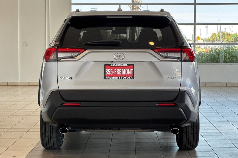Toyota RAV4 Vehicle Full-screen Gallery Image 05