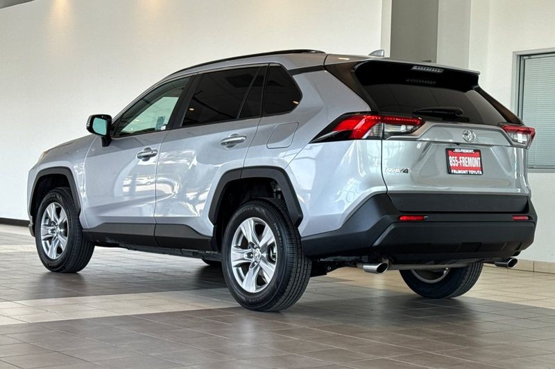 Toyota RAV4 Vehicle Full-screen Gallery Image 06