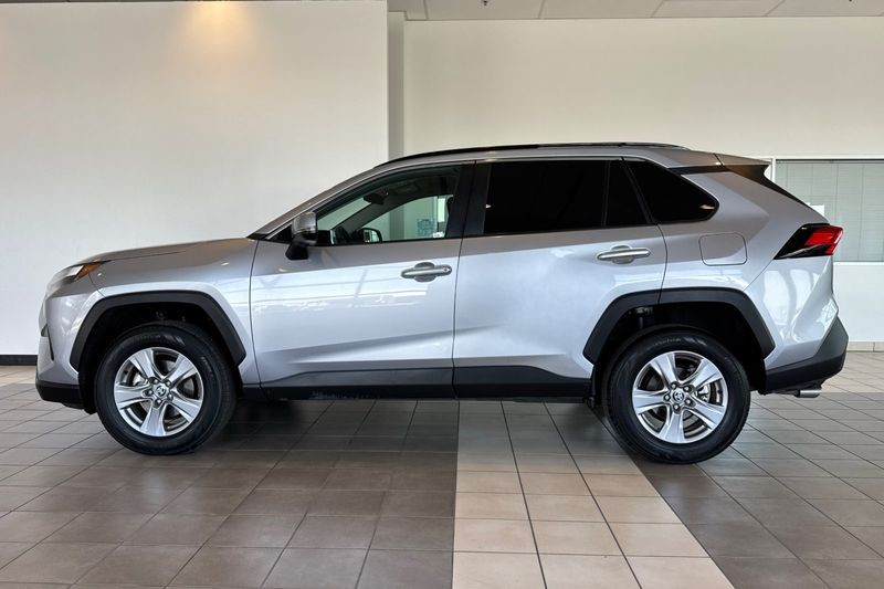 Toyota RAV4 Vehicle Full-screen Gallery Image 07
