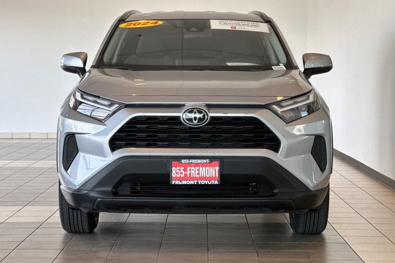 Toyota RAV4 Vehicle Full-screen Gallery Image 09