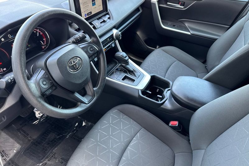 Toyota RAV4 Vehicle Full-screen Gallery Image 10