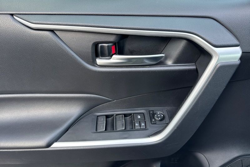 Toyota RAV4 Vehicle Full-screen Gallery Image 11