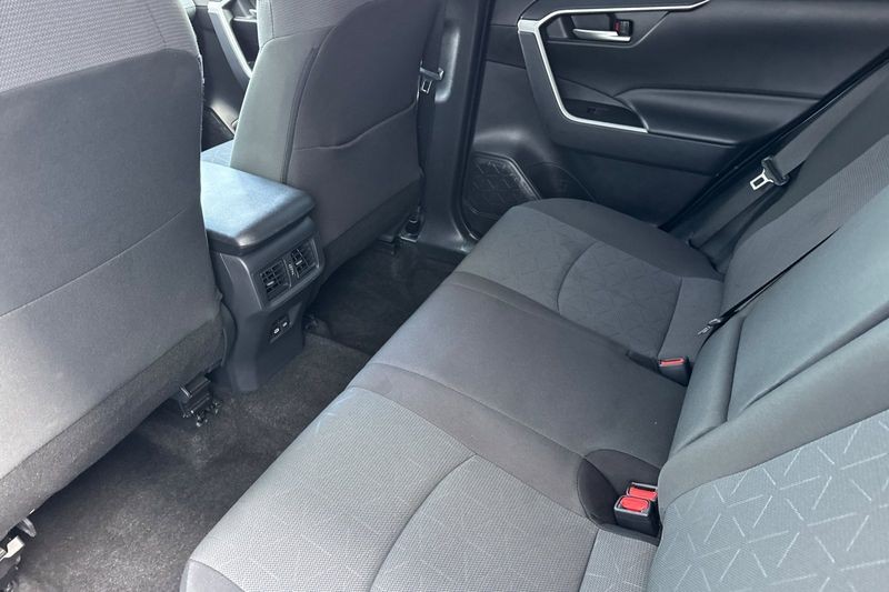 Toyota RAV4 Vehicle Full-screen Gallery Image 12