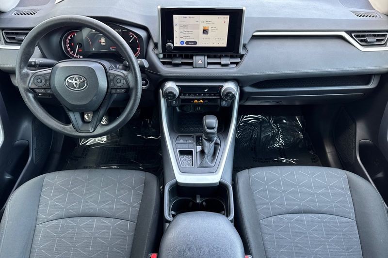 Toyota RAV4 Vehicle Full-screen Gallery Image 13