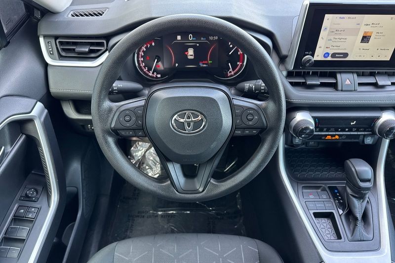 Toyota RAV4 Vehicle Full-screen Gallery Image 14