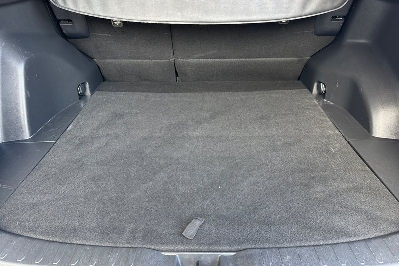 Toyota RAV4 Vehicle Full-screen Gallery Image 15