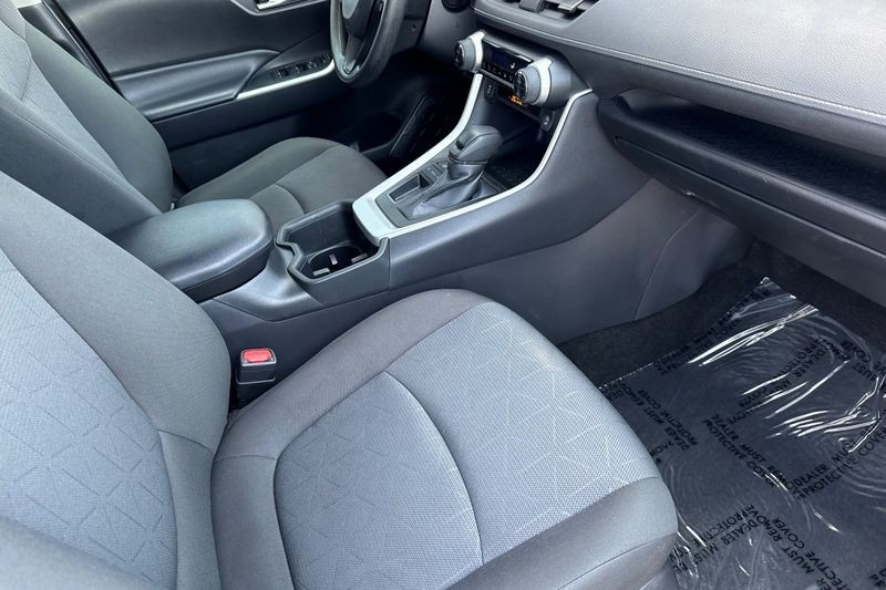 Toyota RAV4 Vehicle Full-screen Gallery Image 16